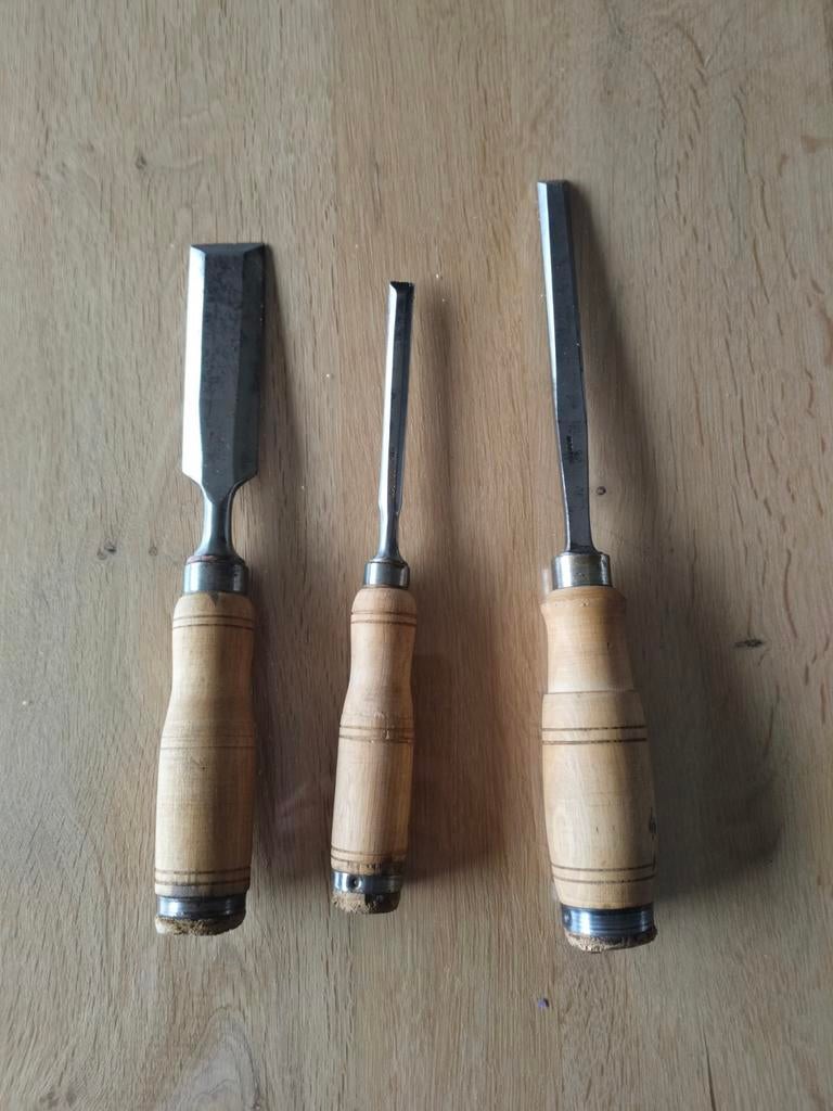 3 houtbeitels, Ophalen