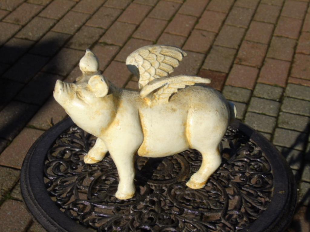 statue un cochon a ailes , tirelire en fonte ., Enlèvement, Neuf, Métal ou Fer blanc, Animal