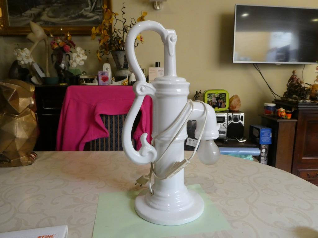lampe de table blanche, pompe à eau manuelle., Enlèvement, Neuf, Autres matériaux, Moins de 50 cm
