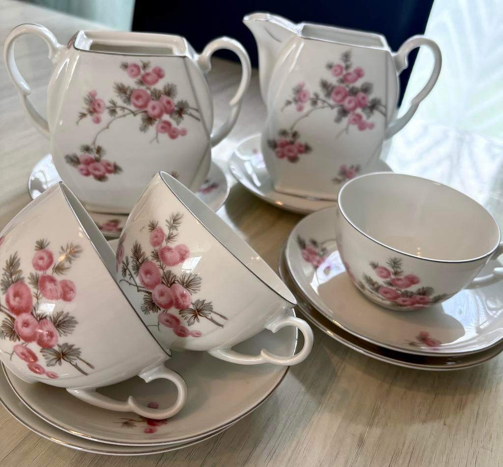 Ensemble de tasses en porcelaine  Victoria, Enlèvement