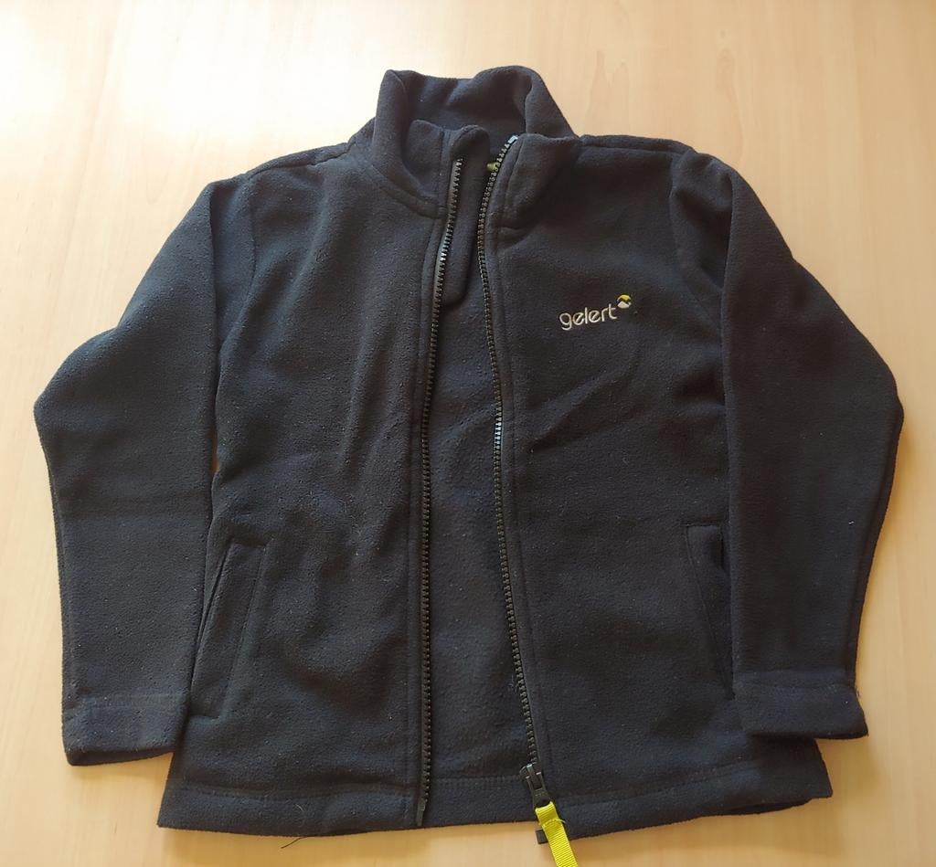Zwarte fleece trui met rits maat 116, Ophalen of Verzenden, Zo goed als nieuw, Jongen of Meisje, Trui of Vest