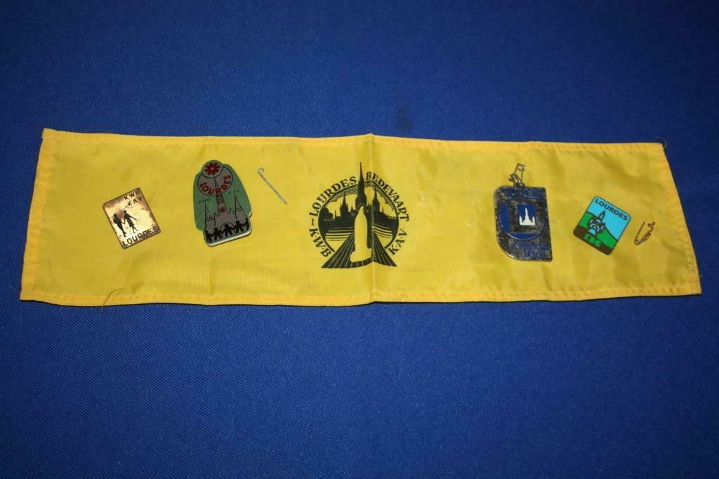 KWB-KAV België , Lourdes bedevaart. doek + 4 spelden , pins, Ophalen of Verzenden, Gebruikt, Stad of Land, Speldje of Pin