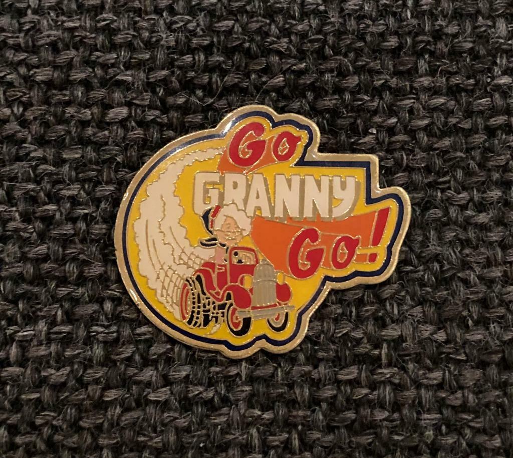 PIN - GO GRANNY GO!, Verzenden, Gebruikt, Overige onderwerpen, Speldje of Pin
