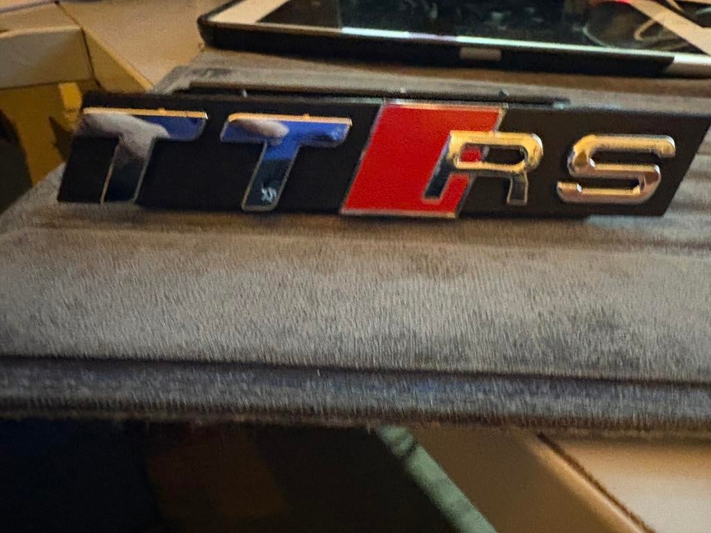 Audi TT RS grill badge, Ophalen of Verzenden, Zo goed als nieuw