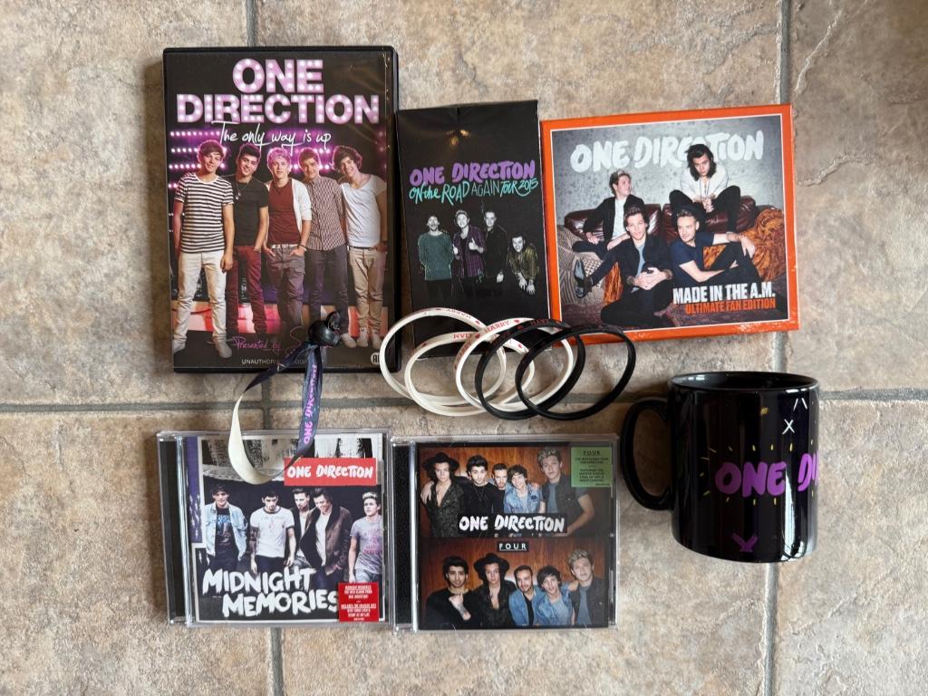 One Direction 2cd, 1 dubbelcd, dvd, 5 armband, Collections, Enlèvement ou Envoi, Comme neuf