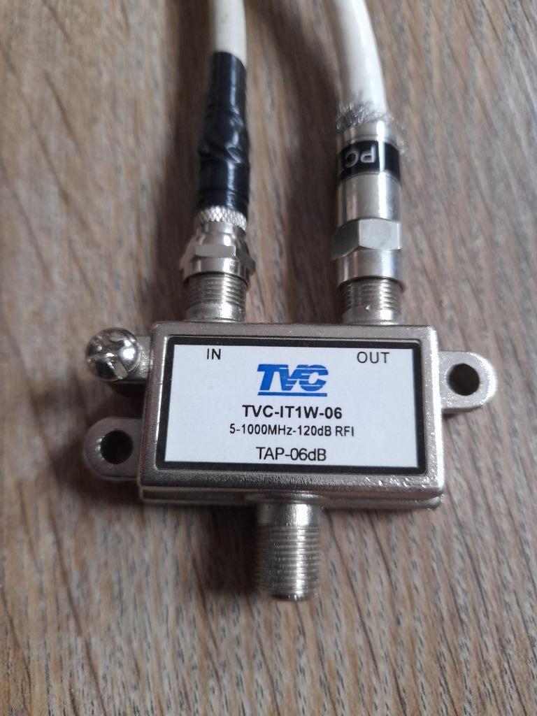 TVC satellietantenne integrator/splitter +2 kabels 4 aanslui, Ophalen of Verzenden, Zo goed als nieuw, Minder dan 2 meter, Coaxiale kabel