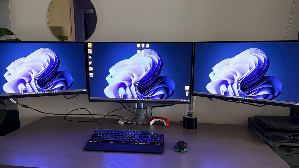 SIIG CE-MT3611 triple monitor alu gas spring desk mount, Computers en Software, Monitoren, Ophalen, Zo goed als nieuw