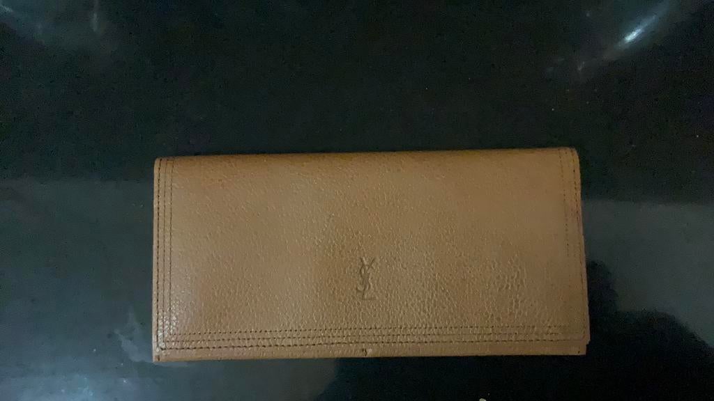 Yves Saint Laurent, Zo goed als nieuw, Leder