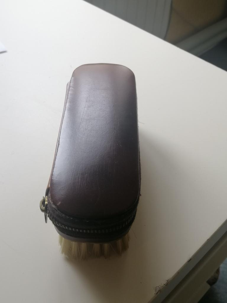 Brosse à vêtement surmontée d'un nécessaire à couture, Envoi