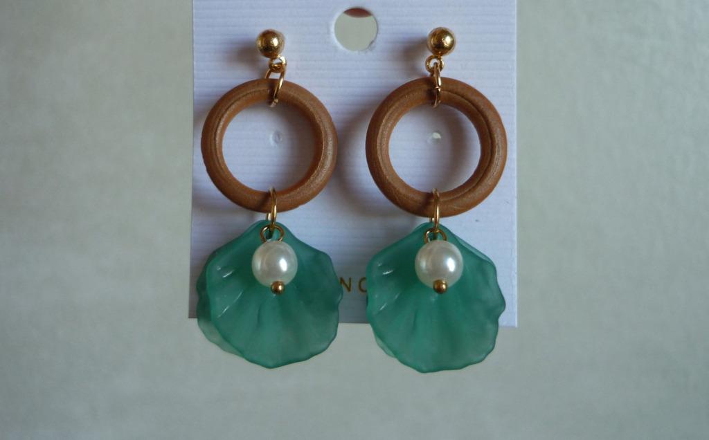 Goudkleurige oorbellen met bruine ring en turquoise schelpen, Ophalen of Verzenden