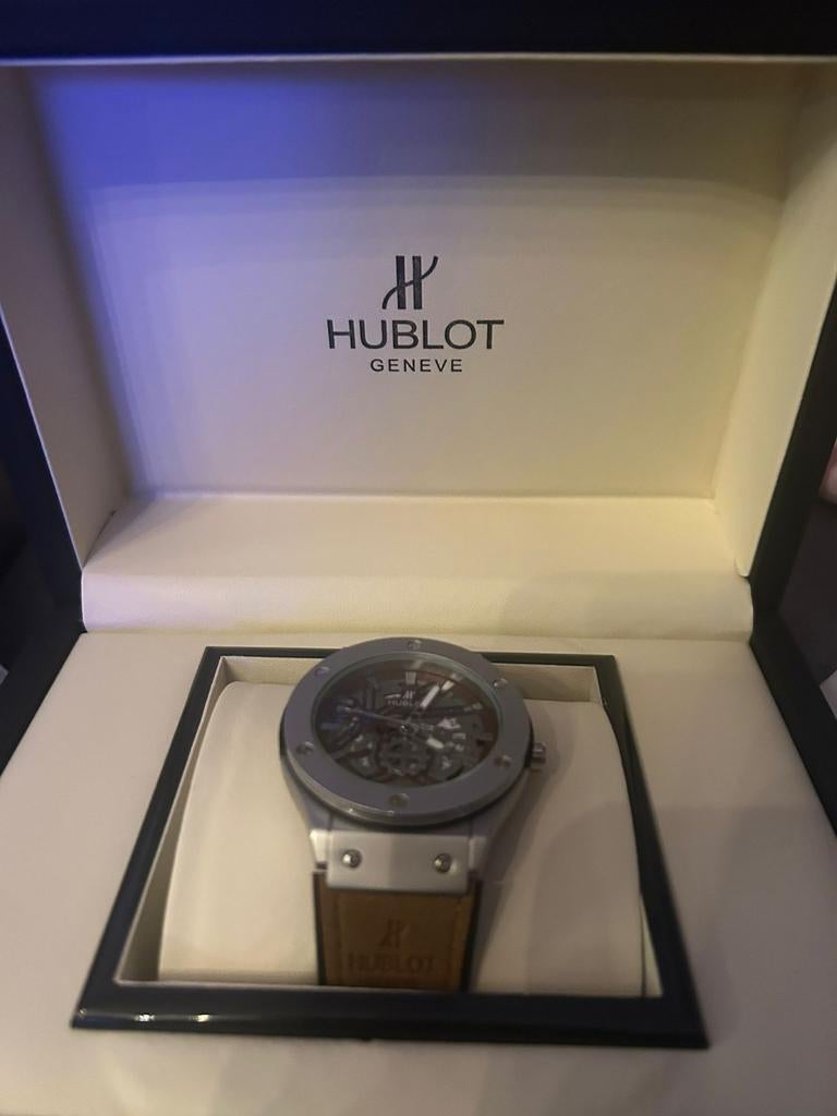 Magnifique montre réplique Hublot, Enlèvement