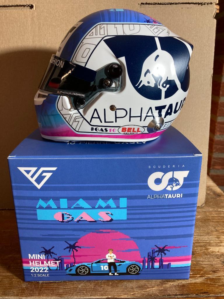 Pierre Gasly 1:2 helm Miami 2022 Alpha Tauri F1 Team, Ophalen of Verzenden, Nieuw, Formule 1