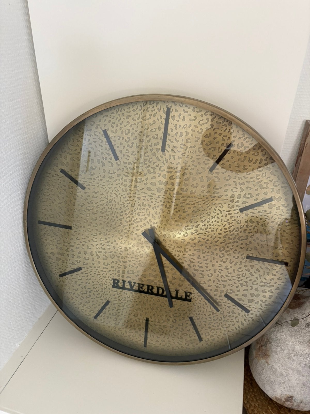Riverdale grote wandklok, Maison & Meubles, Enlèvement ou Envoi, Comme neuf, Horloge murale