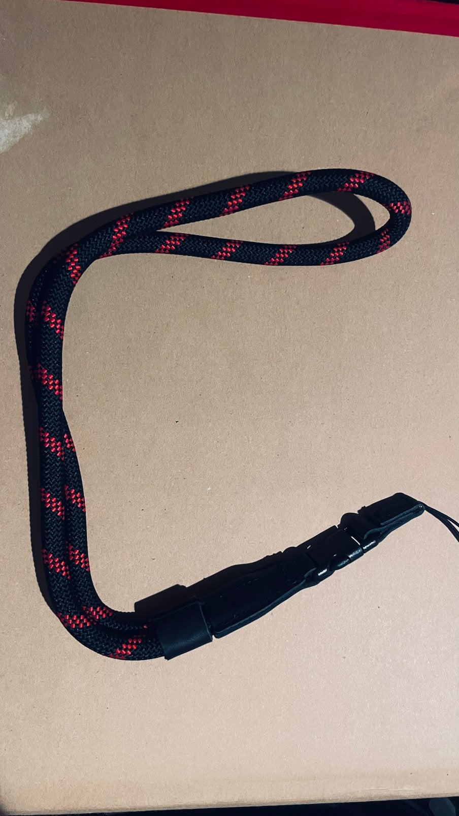 Gevlochten Gsm of camera koord met Snelsluiting (Zwart/Rood), Ophalen of Verzenden, Nieuw