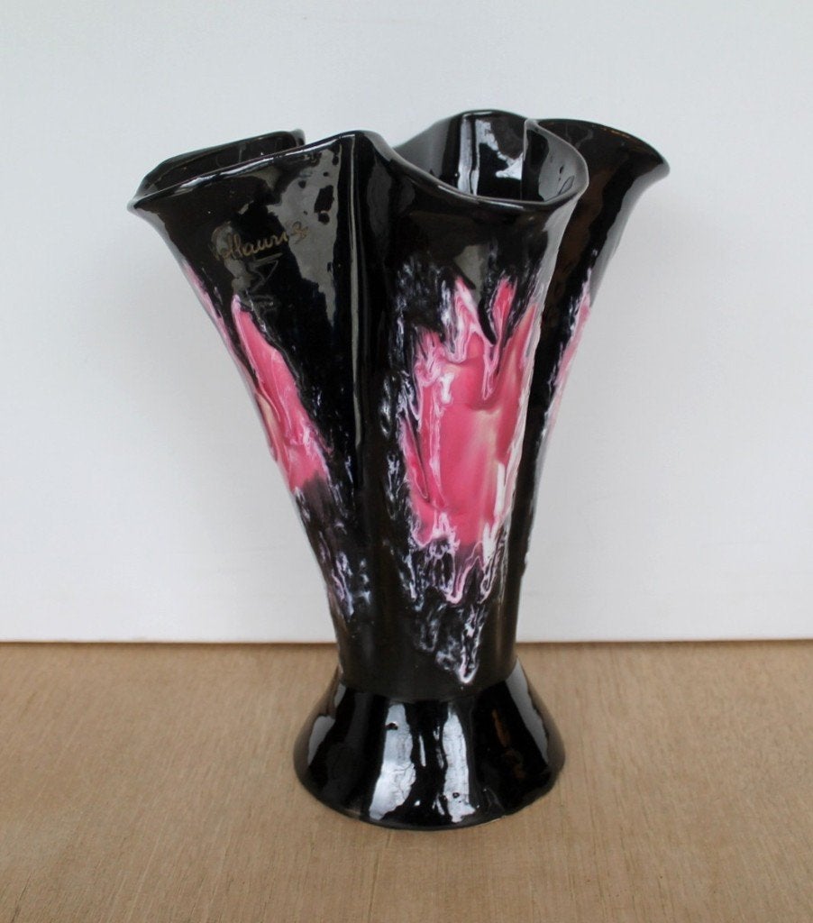 Vase Plissé Vallauris, noire et lava rose (Années 50/60), 29 cm, Comme neuf, Convient pour fleurs séchées, Enlèvement ou Envoi