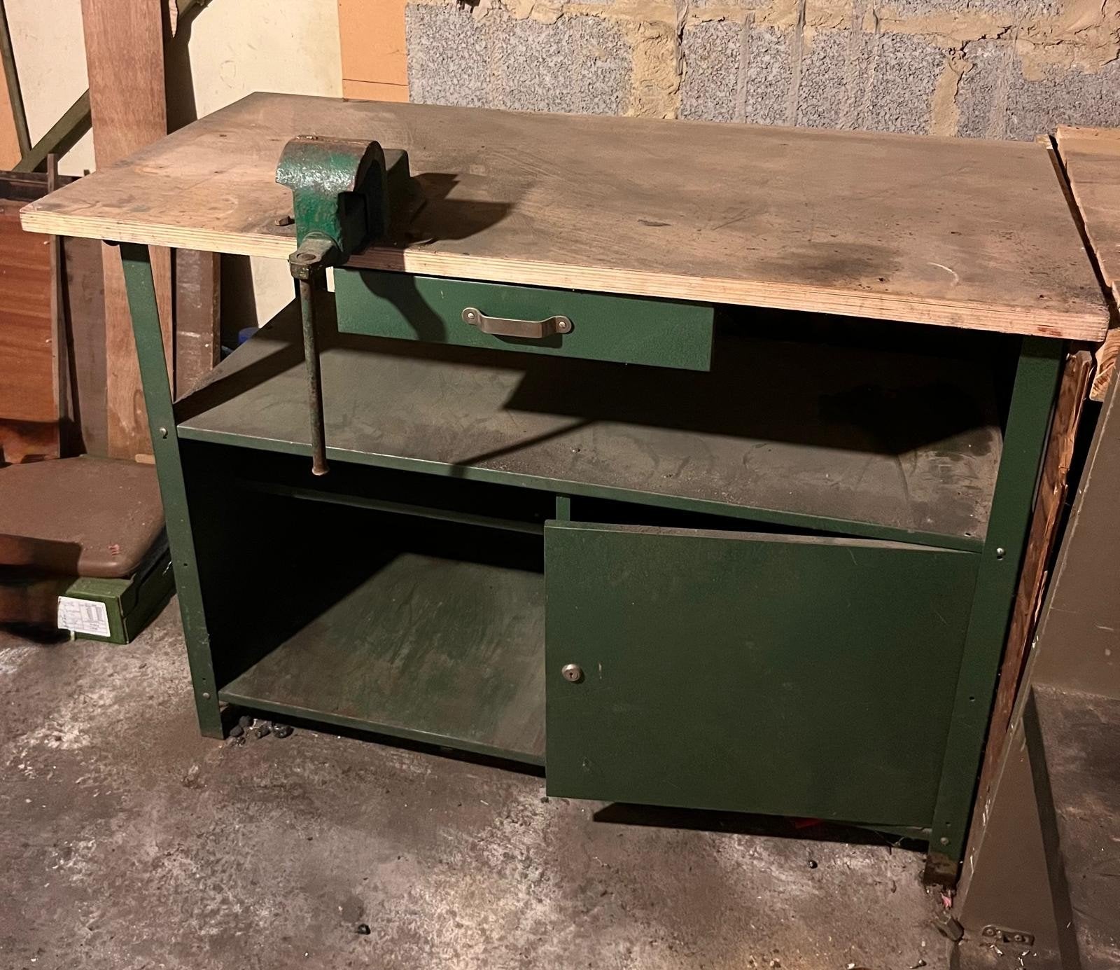 Ancien établi en métal, Bricolage & Construction, Enlèvement, Étau
