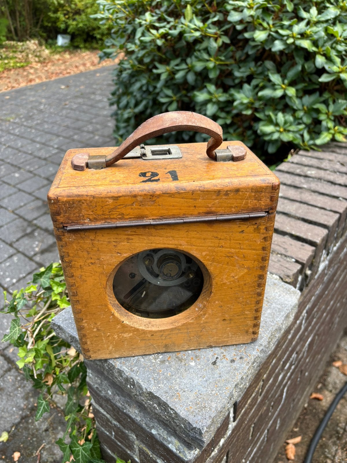 Antieke duivenklok (constateur) in houten kist, Ophalen
