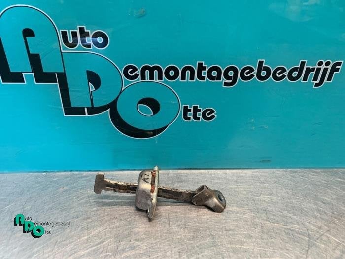 Butée 2portes gauche d'un Peugeot 107 (107 05-), Autos : Pièces & Accessoires, Carrosserie & Tôlerie, -, 3 mois de garantie, Utilisé