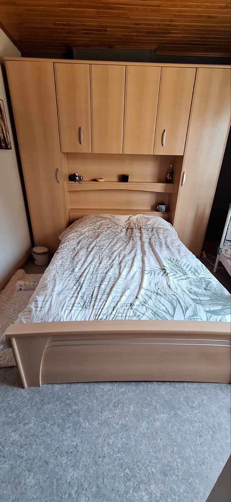 Chambre a coucher en coin, Enlèvement