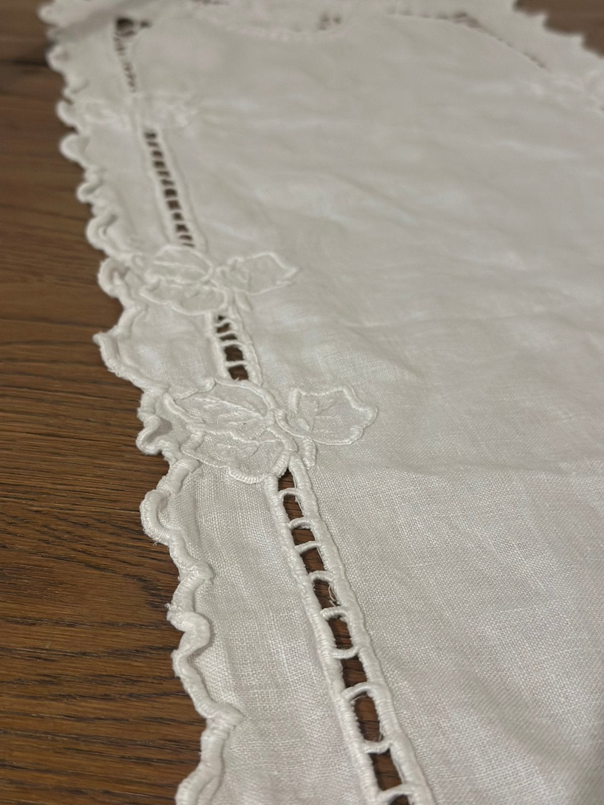 Linnen vintage tafelloper handgeborduurd 130x30, Linnen, Ophalen of Verzenden, Tafelloper, Zo goed als nieuw