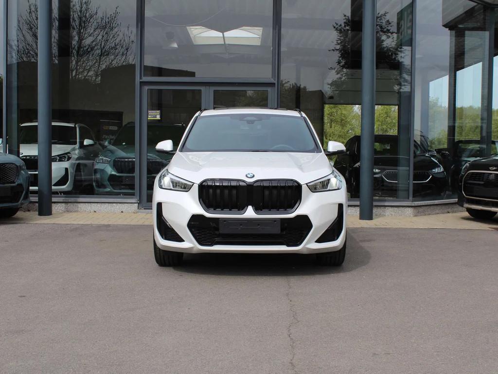 BMW X1 sDrive18i M Sport / PANODAK / TREKHAAK / DODE HOEK, Auto's, Gebruikt, Zwart, 136 pk, Wit