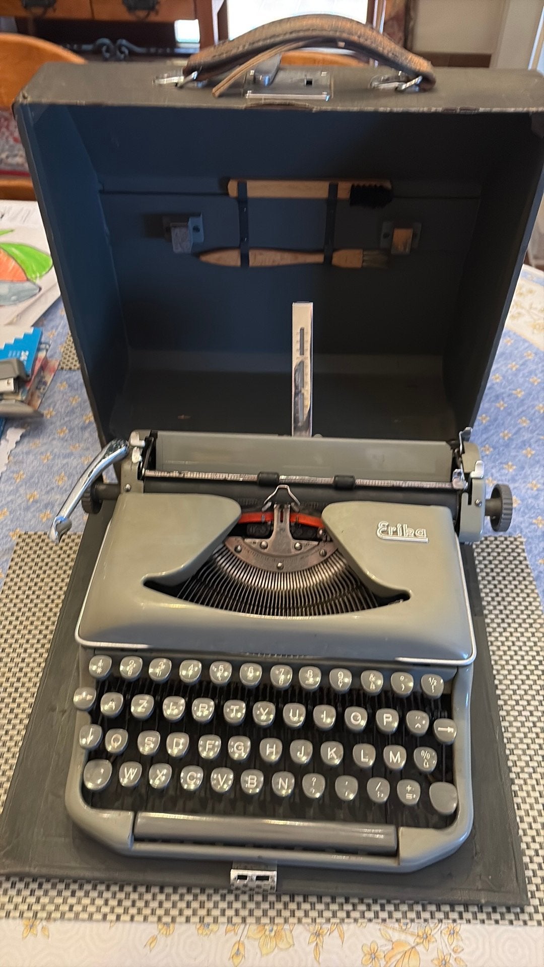 Oude schrijfmachine Erika, Ophalen, Gebruikt