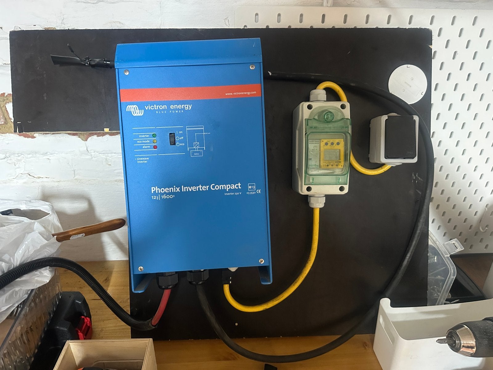 Victron phoenix inverter compact met stopcontact (paneel), Enlèvement, Comme neuf
