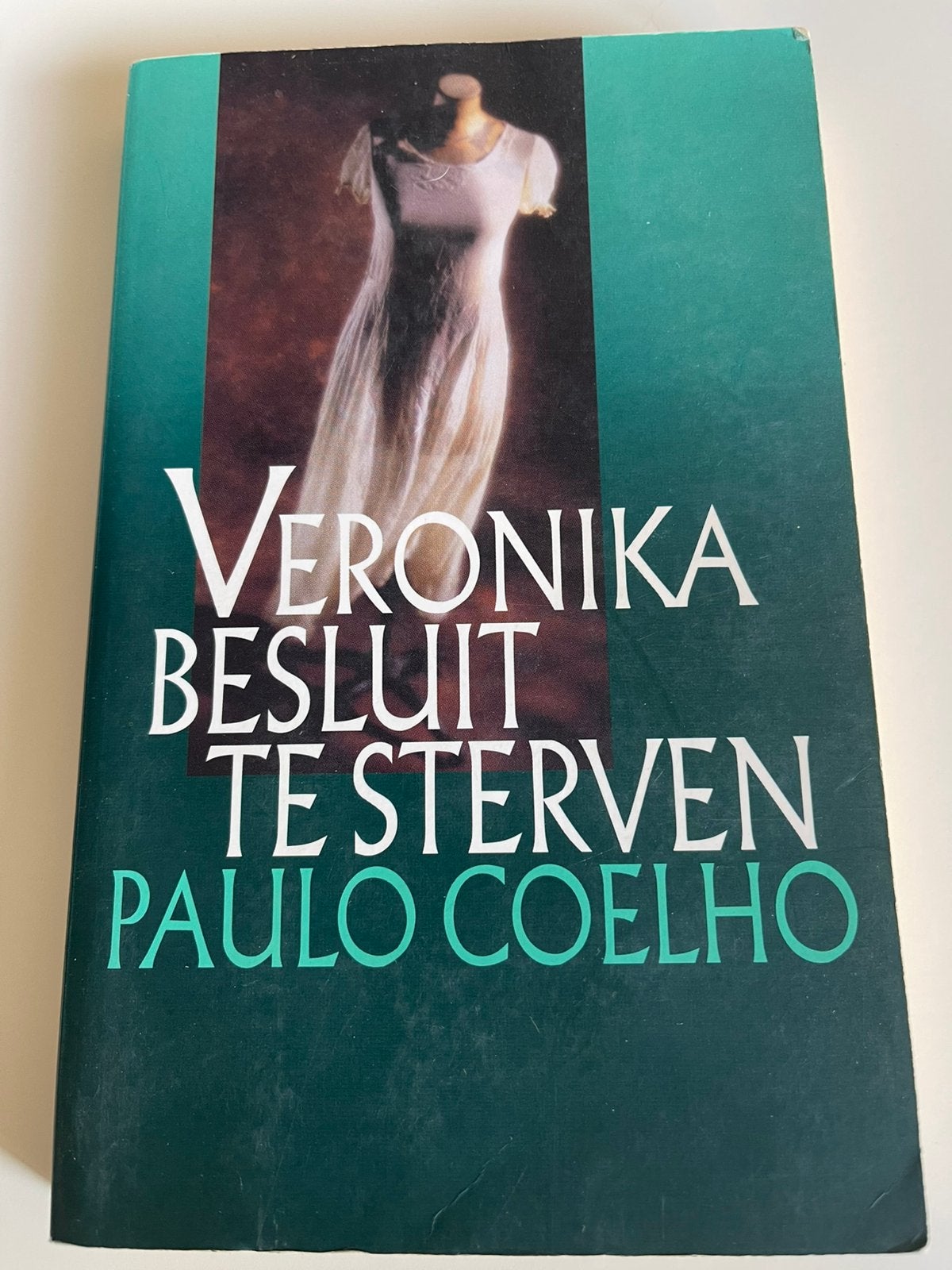 Veronika besluit te sterven, Ophalen of Verzenden, Zo goed als nieuw