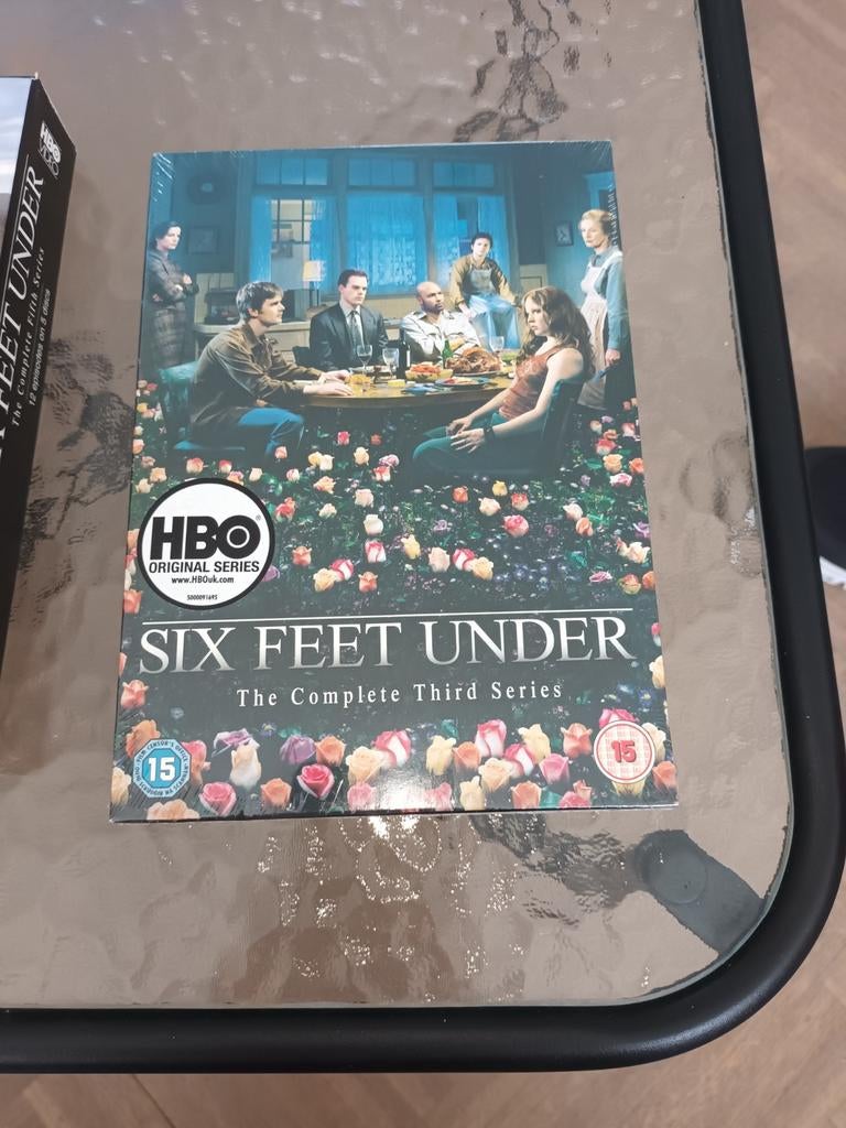 Dvd's six feet under de complete derde serie, Ophalen