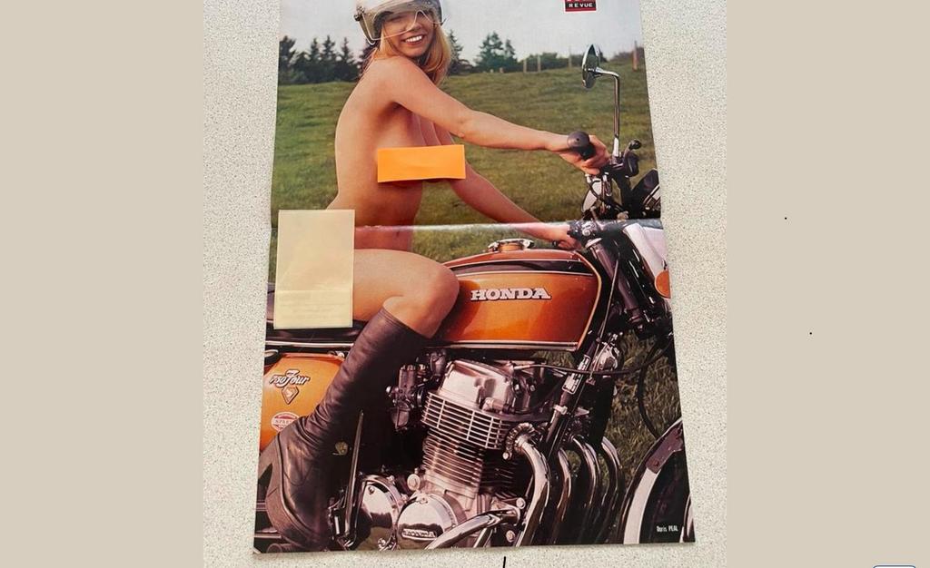 Poster/ Doris  Peal Naakt Op een Honda CB750 Four., Collections, Posters & Affiches, Comme neuf, Enlèvement ou Envoi