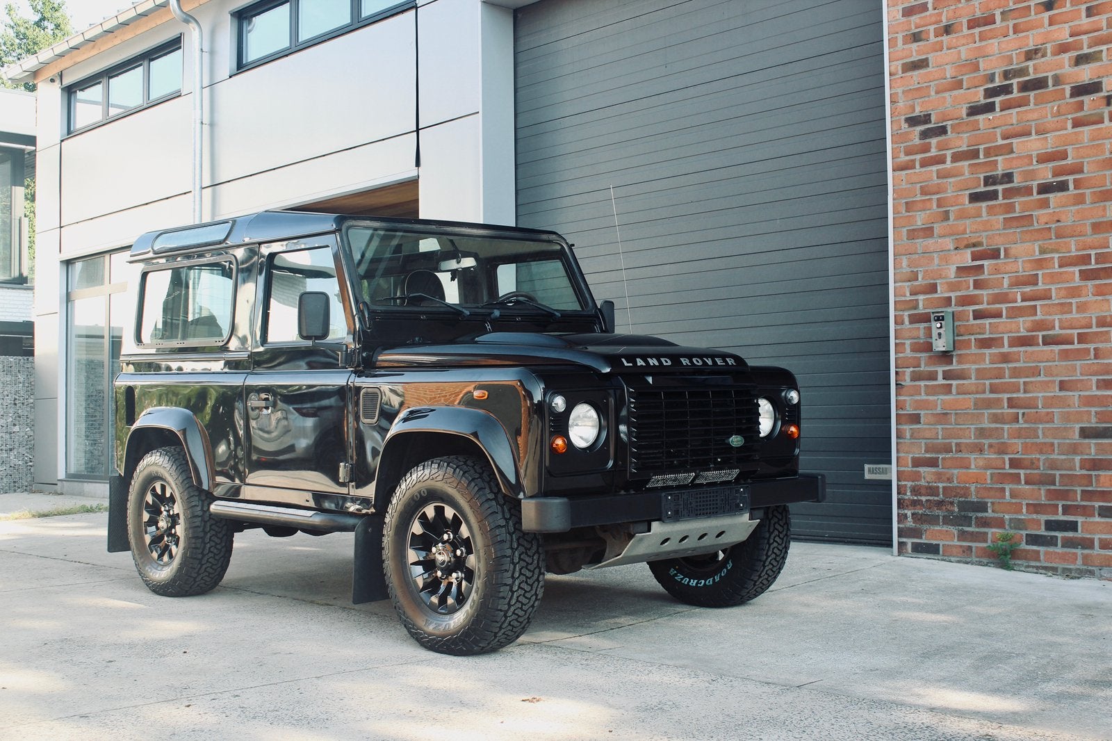 Defender 90 TD4 2.4 \ Lichte Vracht \ Custom interior, Auto's, Land Rover, Bedrijf, Te koop, ABS, Defender, Zwart, Ophalen of Verzenden