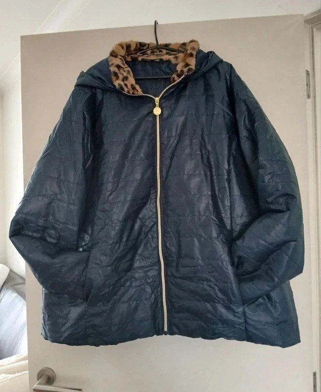 Maat XL Donkerblauwe jas met kap Damart Nieuw, Vêtements | Femmes, Taille 46/48 (XL) ou plus grande, Comme neuf, Enlèvement, Bleu