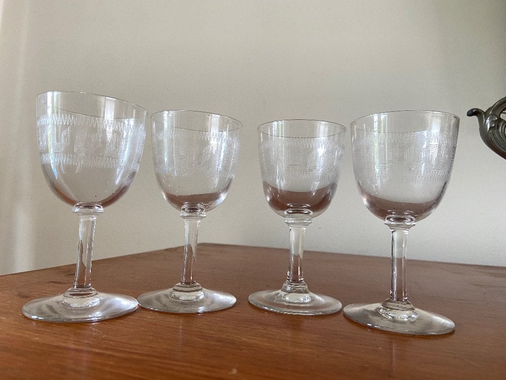 4 anciens verres à liqueur à pied – décor géométrique gravé, Antiquités & Art, Enlèvement ou Envoi