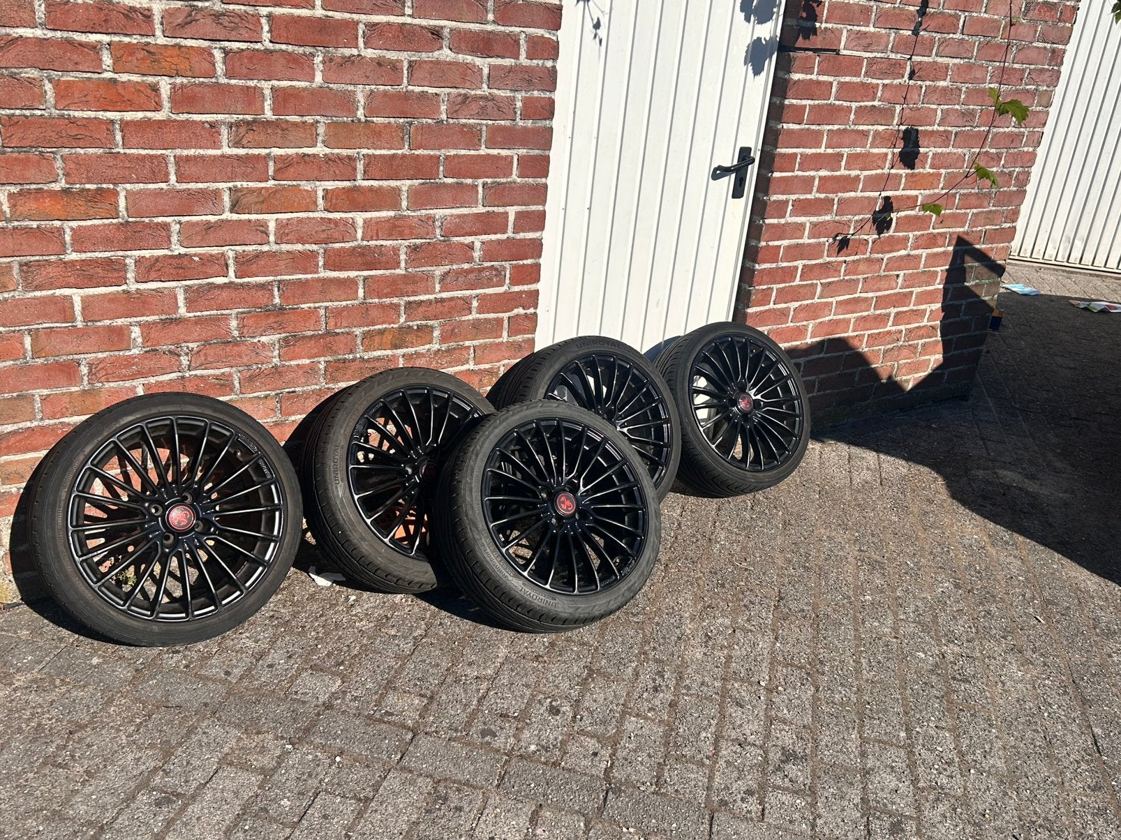 Set van 5 zwarte 17 inch velgen met RainSport 5 banden, Ophalen of Verzenden, Zo goed als nieuw