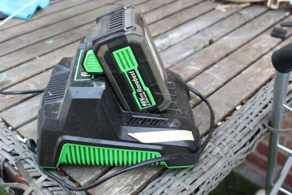 grasmachine  batterij lader + batterij, Elektronische apparatuur, Ophalen, Gebruikt