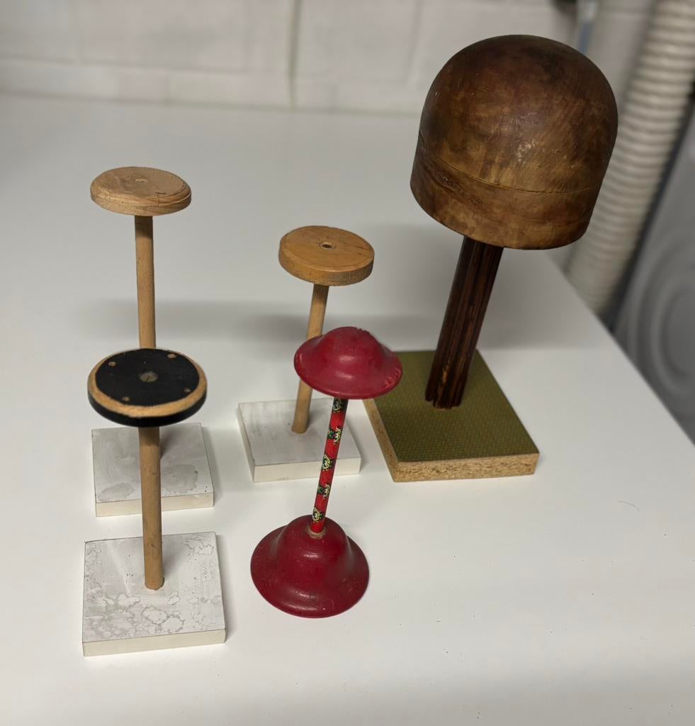 Antieke houten hoedenmal en 4 hoedenstaanders, Ophalen