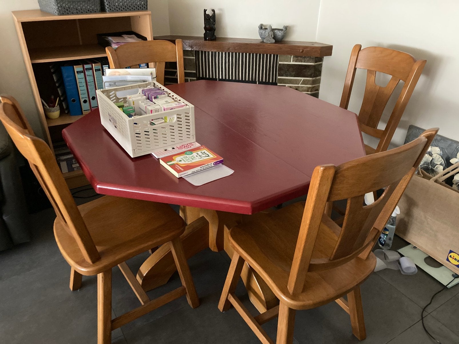 GRATIS tafel + 4 stoelen in hout, Ophalen, Gebruikt