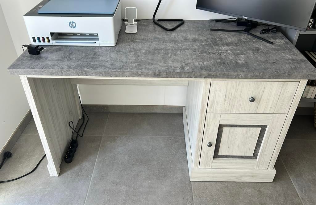 Bureau inclusief stoel, Ophalen, Zo goed als nieuw