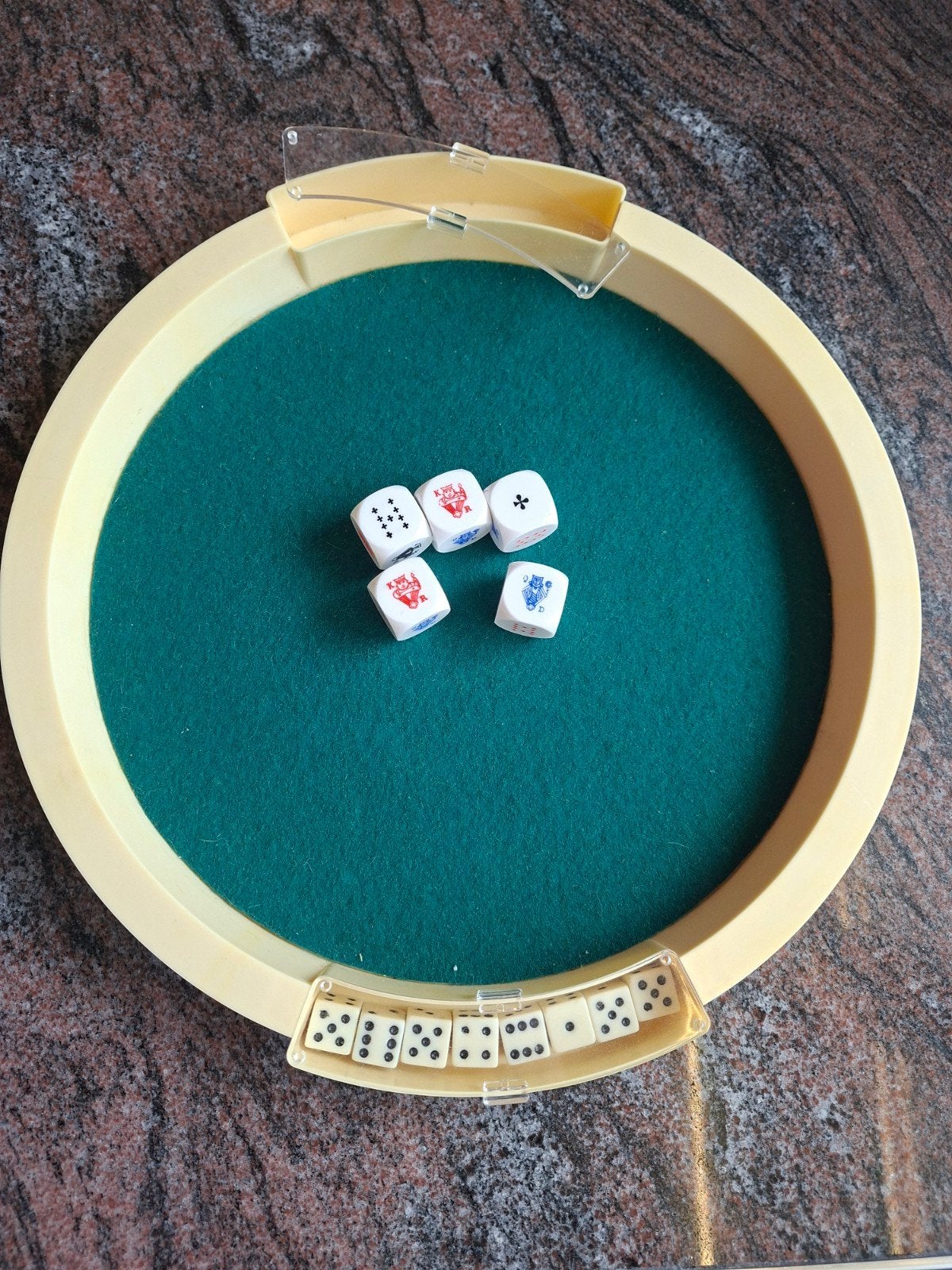 Planche à dés avec dés et poker, Enlèvement ou Envoi, Utilisé