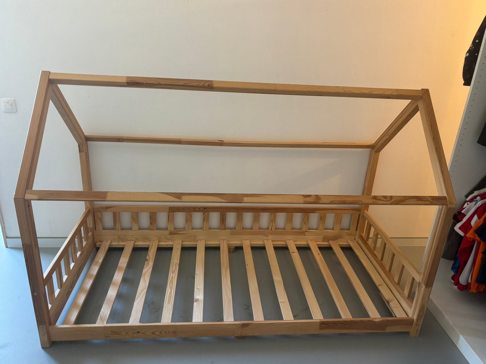 Kinderbedje (huisje), Kinderen en Baby's, Kinderkamer | Bedden, Ophalen, 85 tot 100 cm, Gebruikt, Lattenbodem