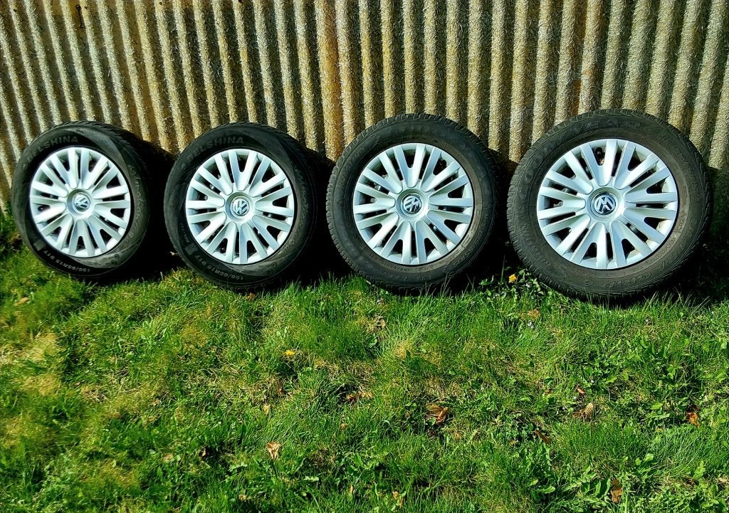 4 jantes VW Golf avec des pneus hiver 195/65-15, Autos : Pièces & Accessoires, 15 pouces, Pneus et Jantes, Pneus hiver, Enlèvement