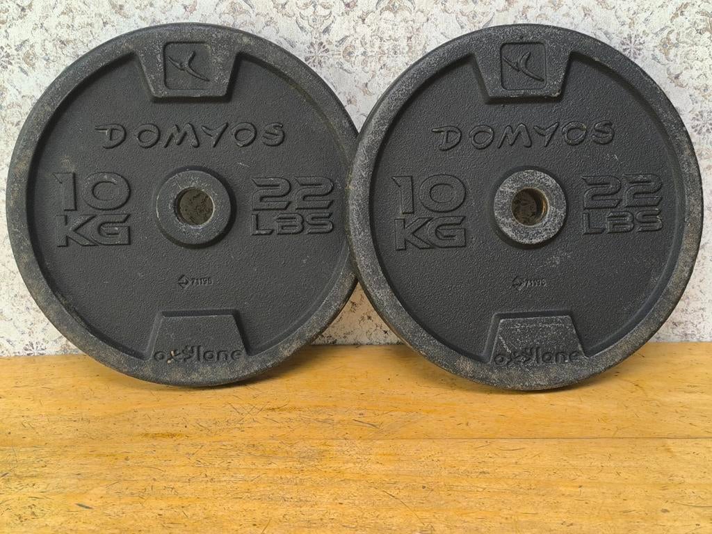 2 x Domyos 10kg halterschijven. 2,8cm., Sport en Fitness, Ophalen, Gebruikt, Benen, Halterschijven