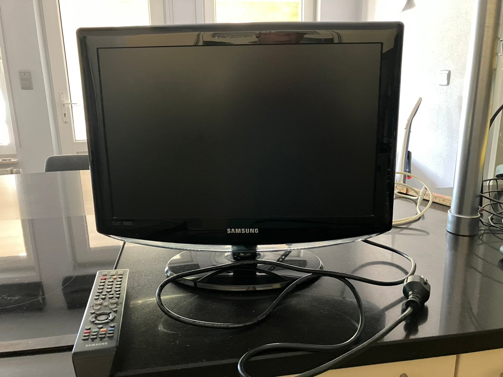 Kleine tv 42x25 cm + afstandsbediening, Audio, Tv en Foto, Ophalen, Zo goed als nieuw, Samsung