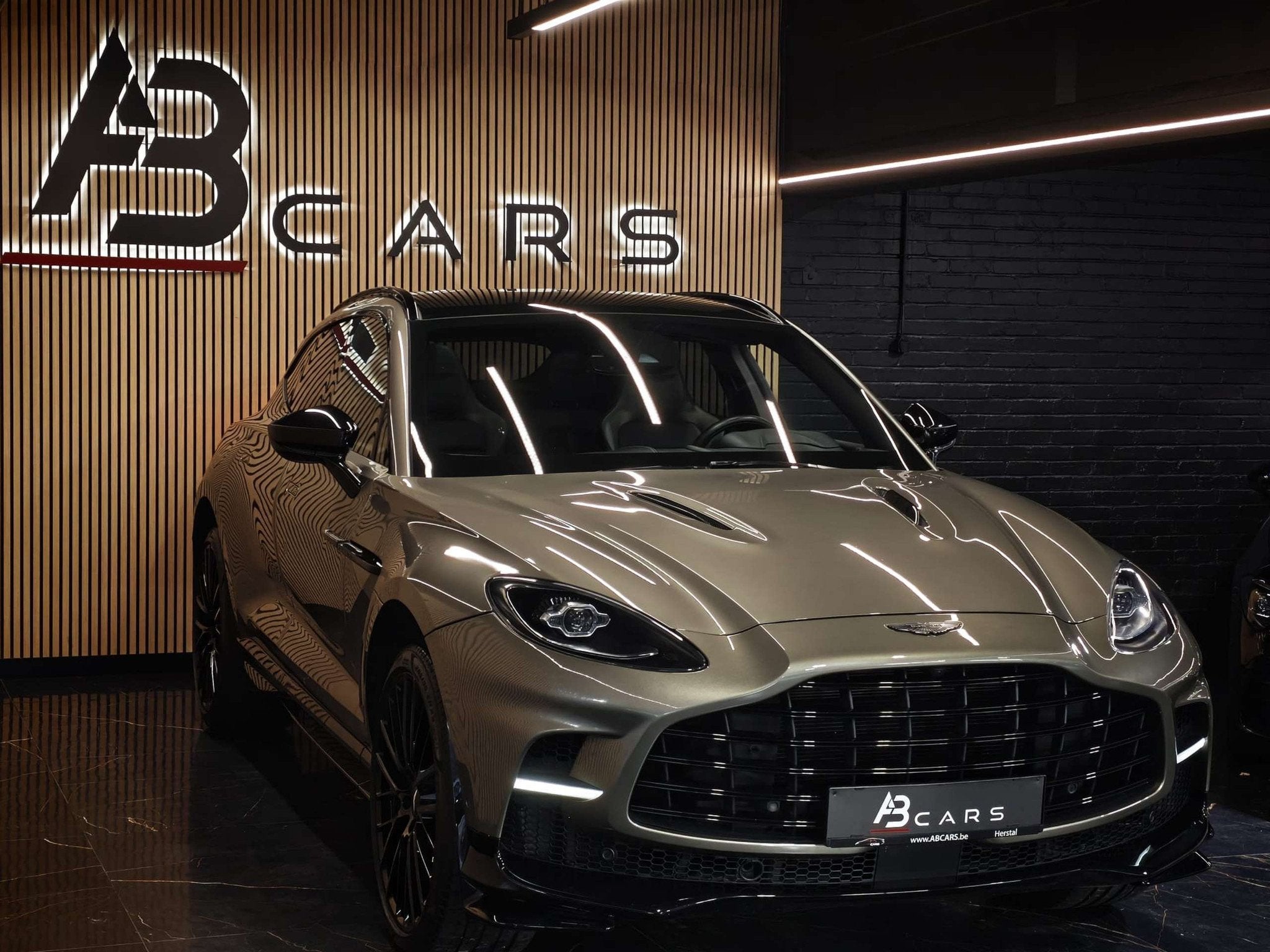 Aston Martin Dbx 4.0TURBO V8 707CV *TVA* BELGIUM CAR * GARAN, Auto's, Automaat, Gebruikt, Leder, Bedrijf