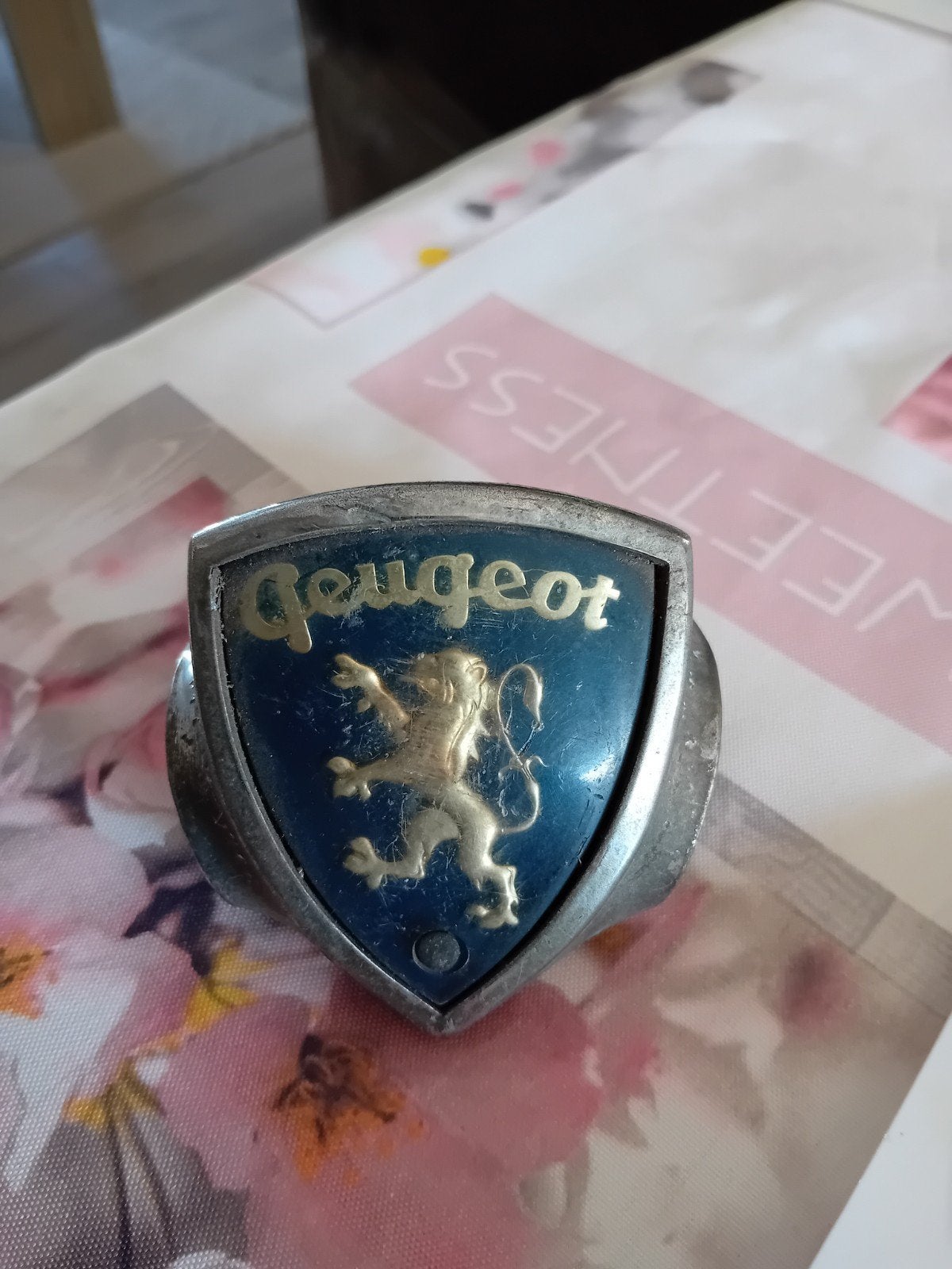 Peugeot 403 grillembleem, Enlèvement, Peugeot