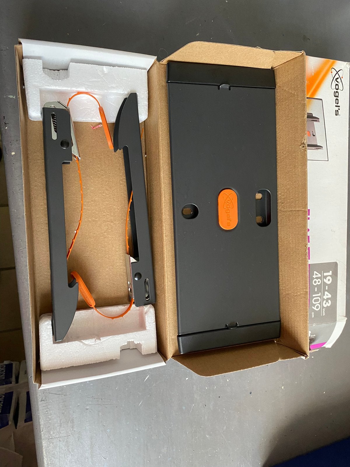 Vogels tv steun 19-43 inch, Ophalen of Verzenden, Zo goed als nieuw