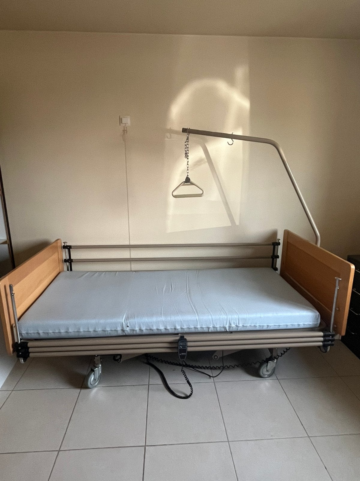 Elektrisch hoog-laag zorgbed/Compleet met matras & papegaai, Huis en Inrichting, Slaapkamer | Bedden, Ophalen, Eenpersoons, Elektrisch hoog-laag zorgbed