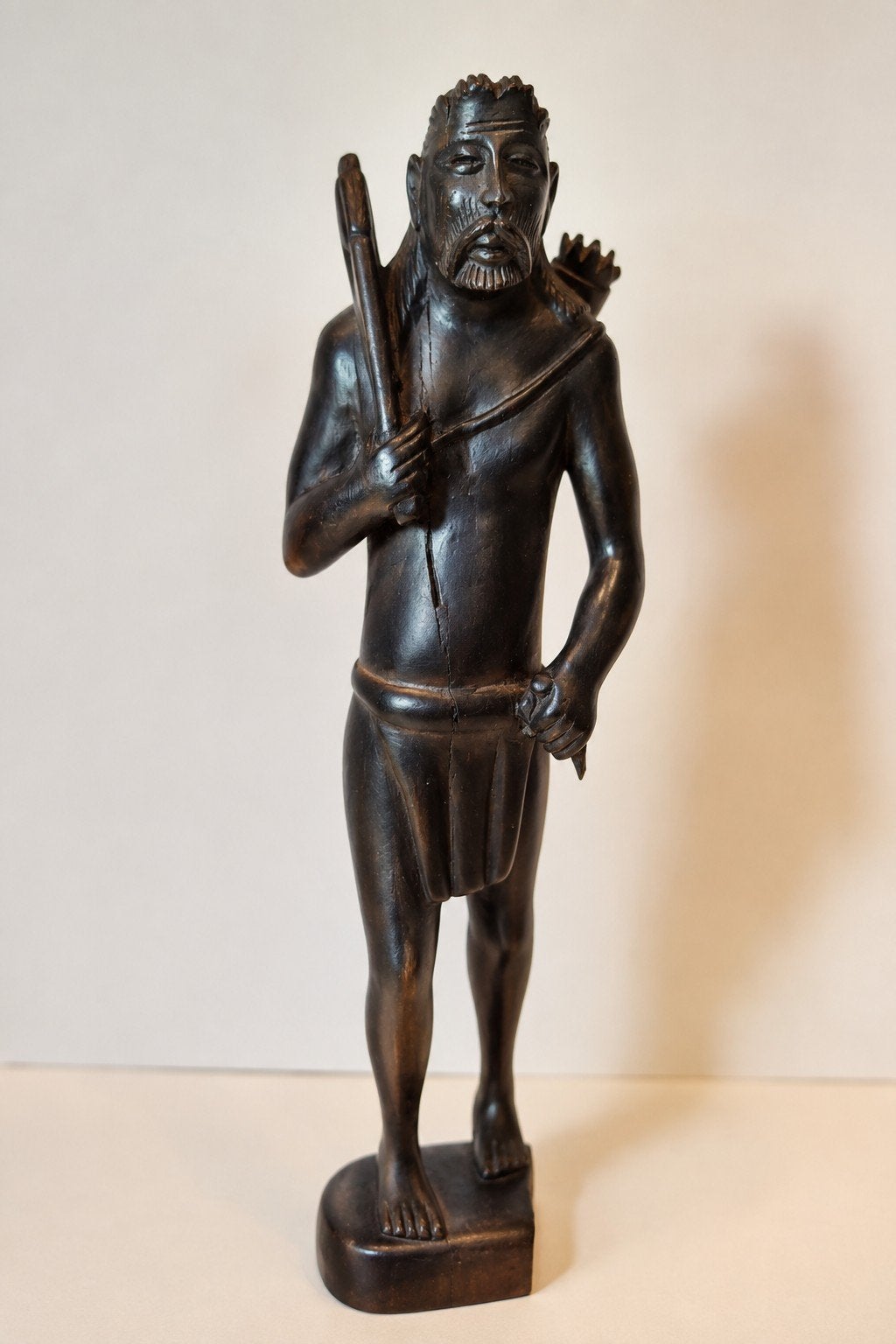 Titel Handgesneden houten beeld – Jager/Krijger met speer, Antiek en Kunst, Ophalen of Verzenden, Gepatineerd, Zwart, Beeld