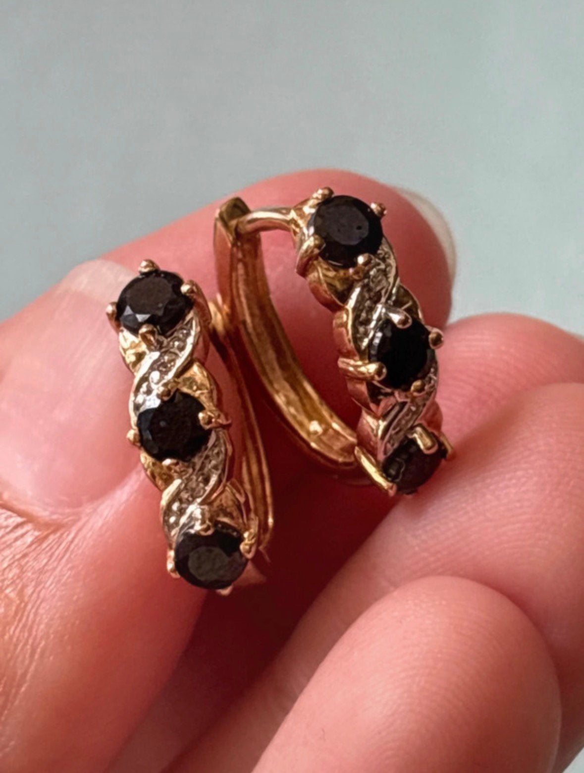 9 karaat geelgouden creolen met saffieren en diamant, Handtassen en Accessoires, Oorbellen, Met edelsteen, Ophalen of Verzenden