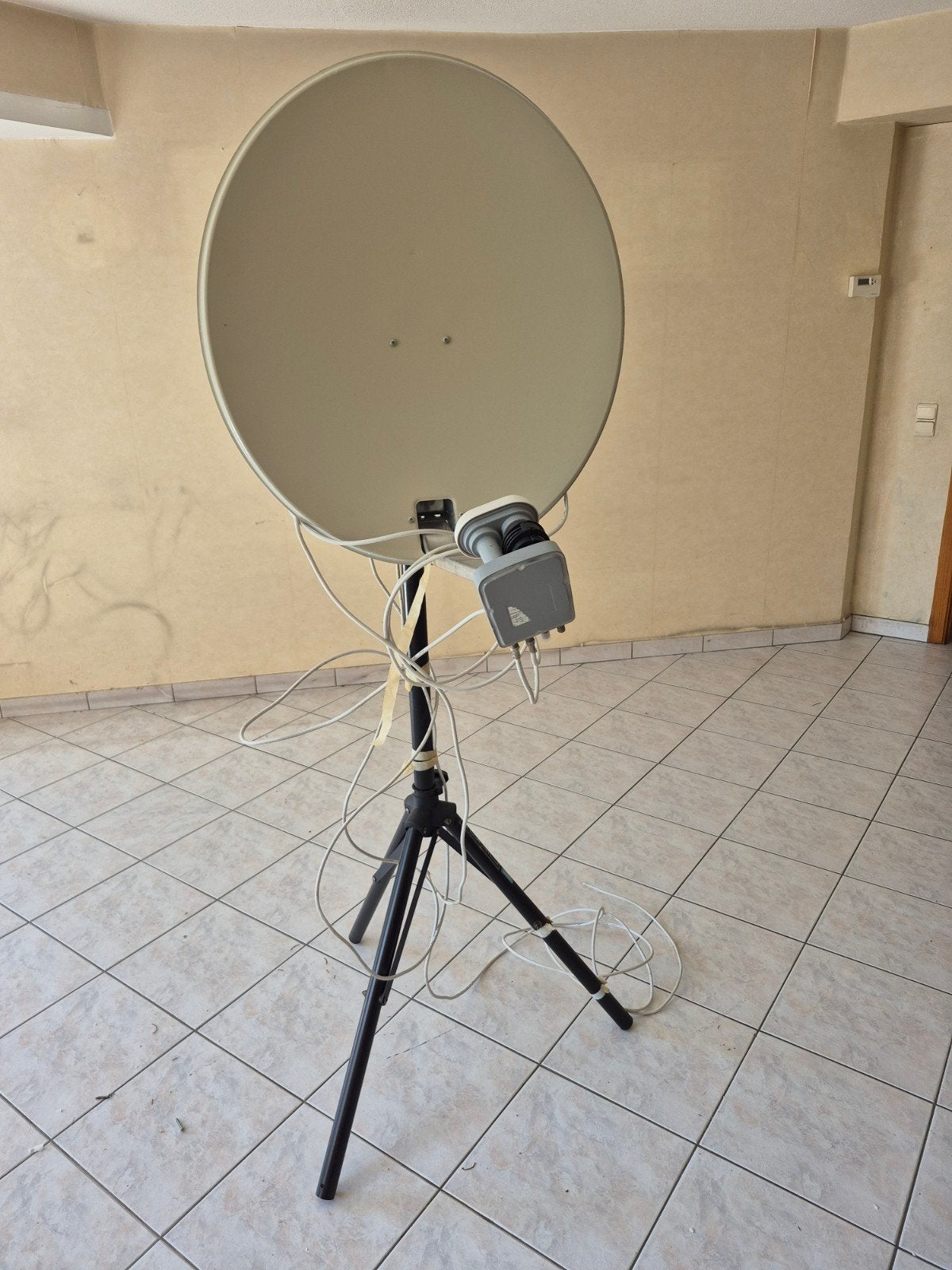 Schotelantenne op statief, Audio, Tv en Foto, Schotelantennes, Ophalen, Gebruikt, (Schotel)antenne, Overige merken